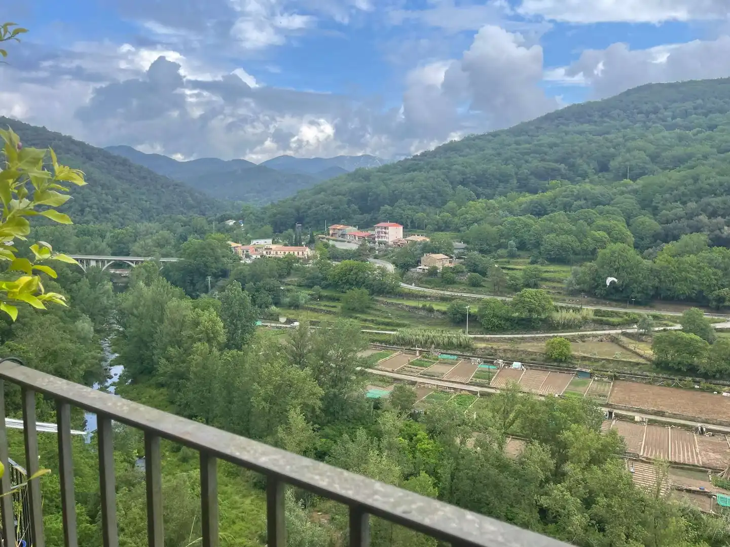 Vista exterior de Finca rústica en venda en Castellfollit de la Roca amb Calefacció i Balcó