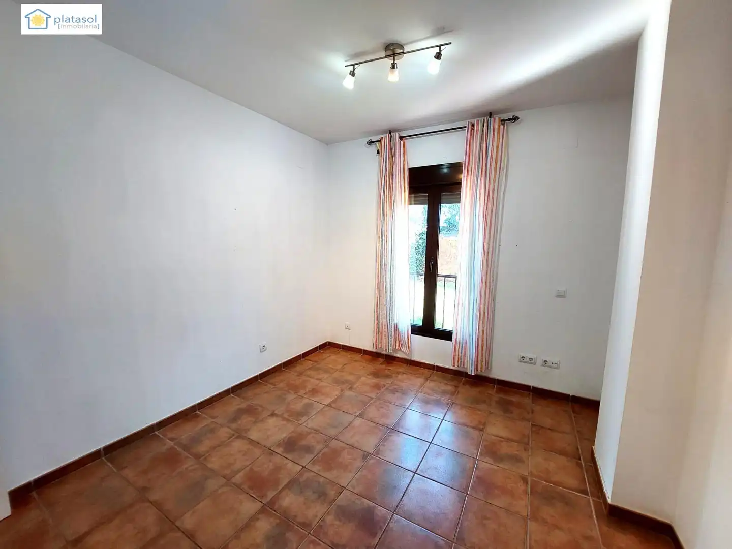 Dormitori de Casa adosada en venda en Guillena amb Aire condicionat, Calefacció i Jardí privat