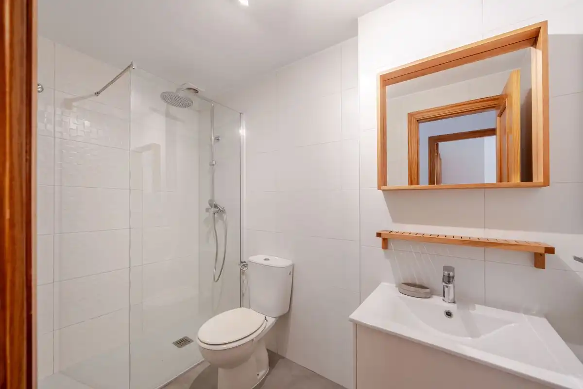 Badezimmer von Erdgeschoss zum Verkauf in Santa Pola mit Heizung, Privatgarten und Terrasse