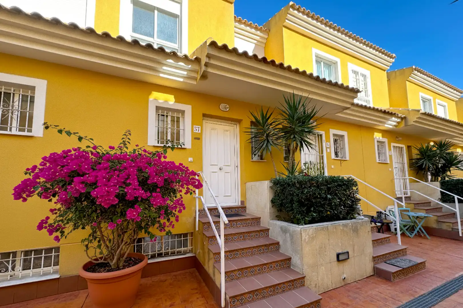 Außenansicht von Einfamilien-Reihenhaus zum Verkauf in Rojales mit Klimaanlage, Heizung und Terrasse