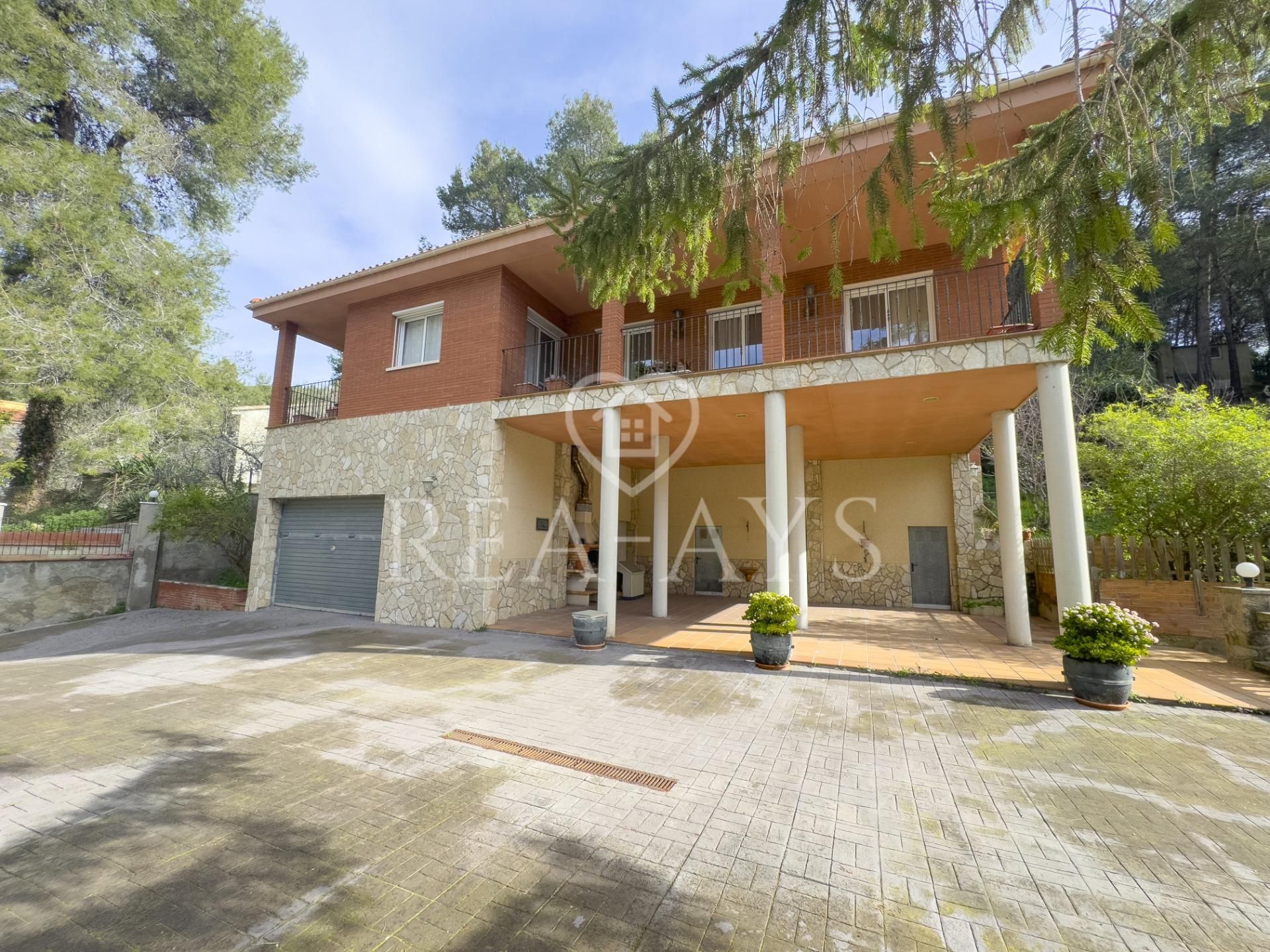 Vista exterior de Casa o xalet en venda en Vallirana amb Aire condicionat, Calefacció i Jardí privat