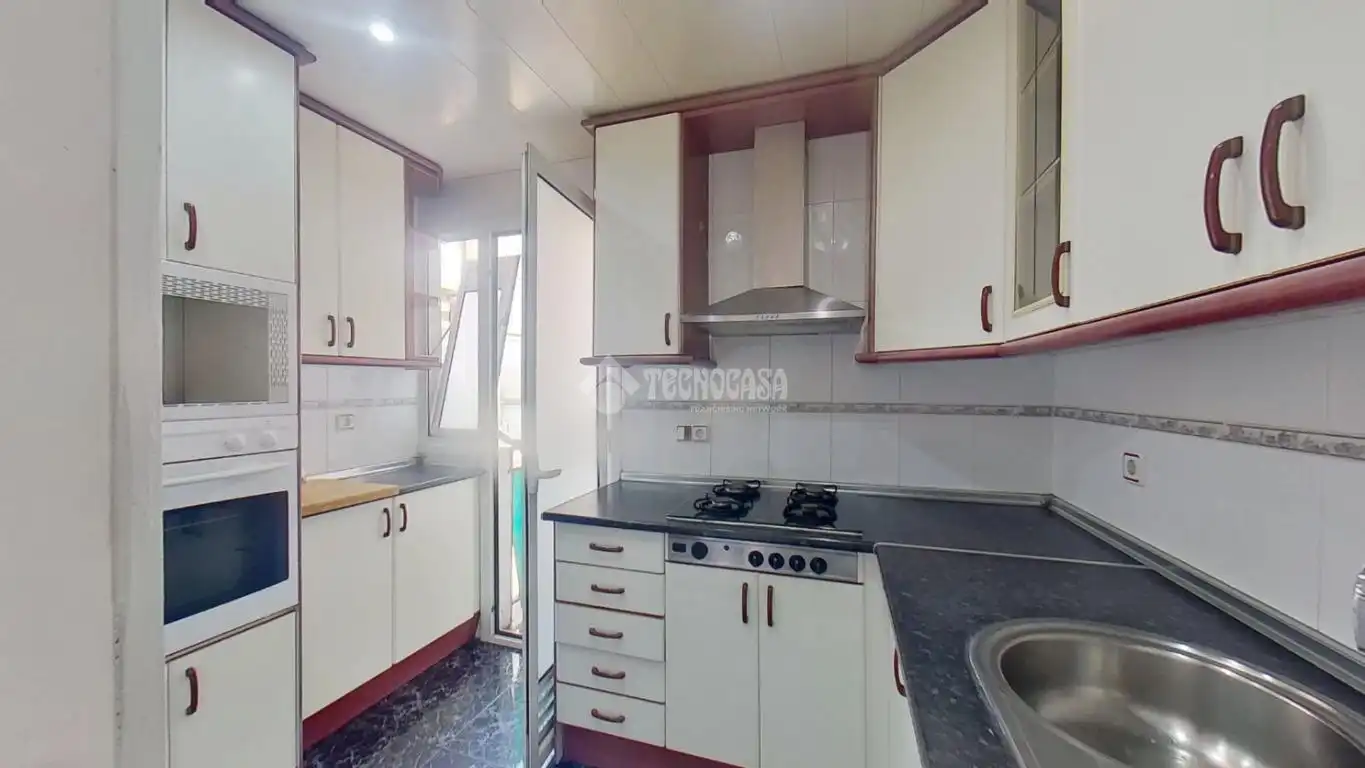 Cuina de Pis en venda en Barberà del Vallès amb Aire condicionat, Parquet i Moblat
