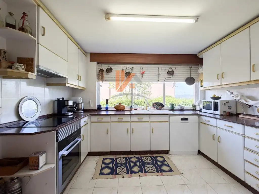 Cocina de Casa adosada en venta en Brión con Jardín privado, Trastero y Horno