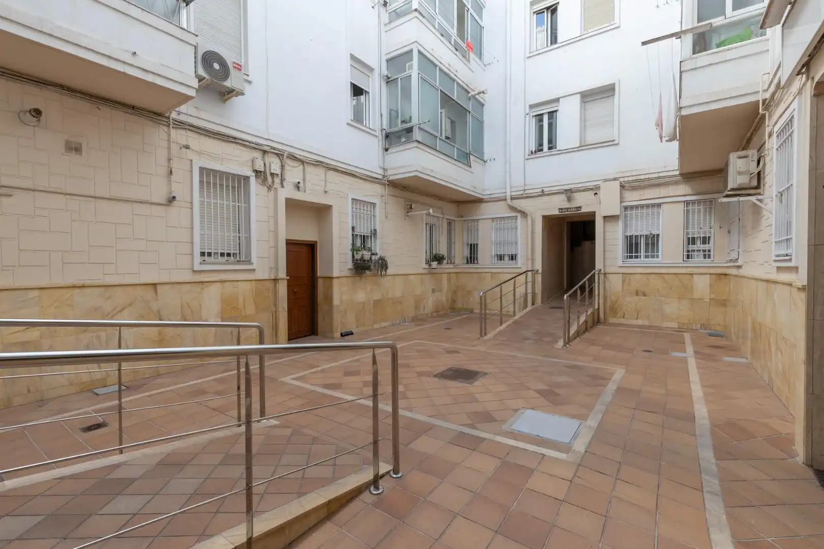 Vista exterior de Pis en venda en Granada amb Aire condicionat i Calefacció