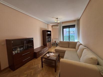 Living room of Flat to rent in  Madrid Capital  with Air Conditioner, Heating and Parquet flooring