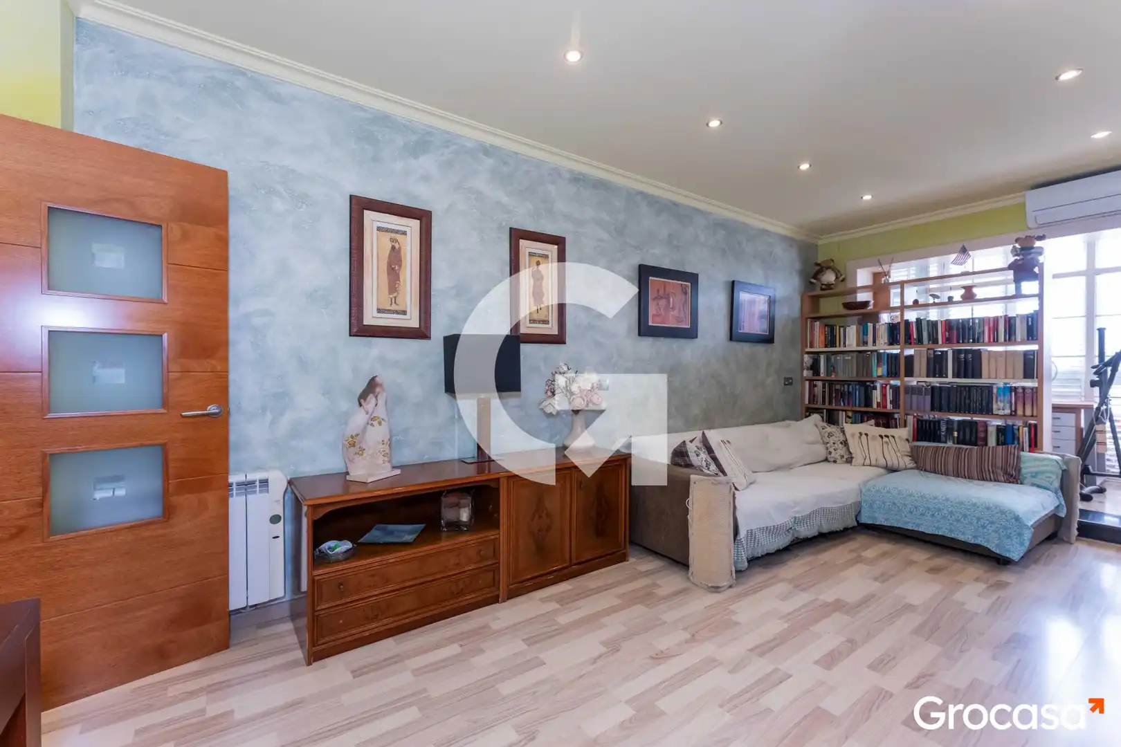Sala de estar de Piso en venta en Cornellà de Llobregat con Aire acondicionado, Calefacción y Terraza