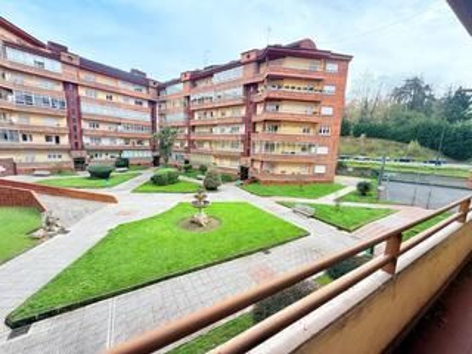 Vista exterior de Pis en venda en Oviedo  amb Calefacció, Jardí privat i Terrassa