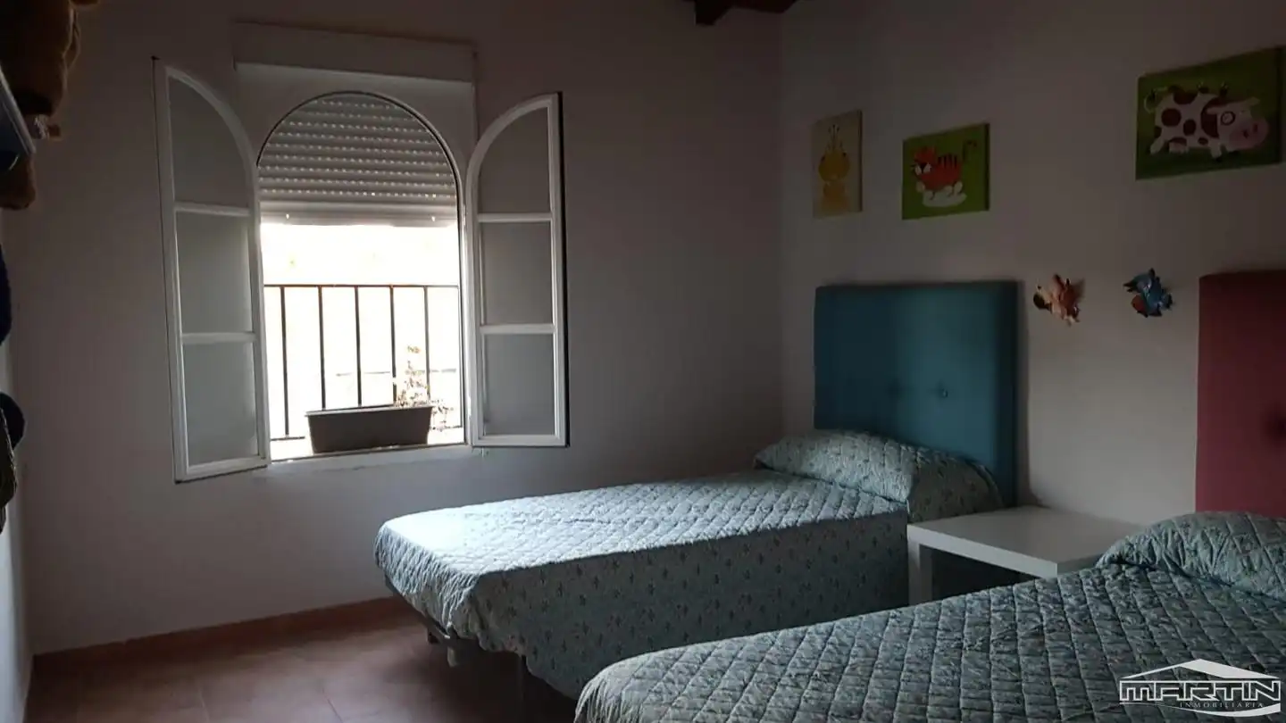 Dormitori de Casa o xalet en venda en Cabra amb Terrassa, Traster i Piscina