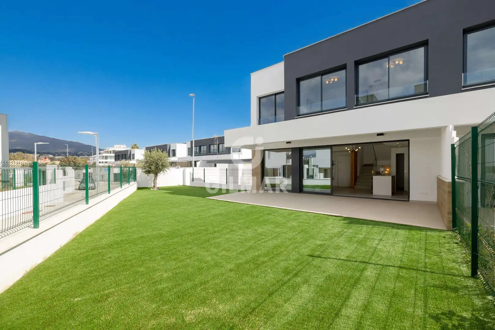 Vista exterior de Casa adosada en venta en Estepona con Calefacción, Jardín privado y Piscina