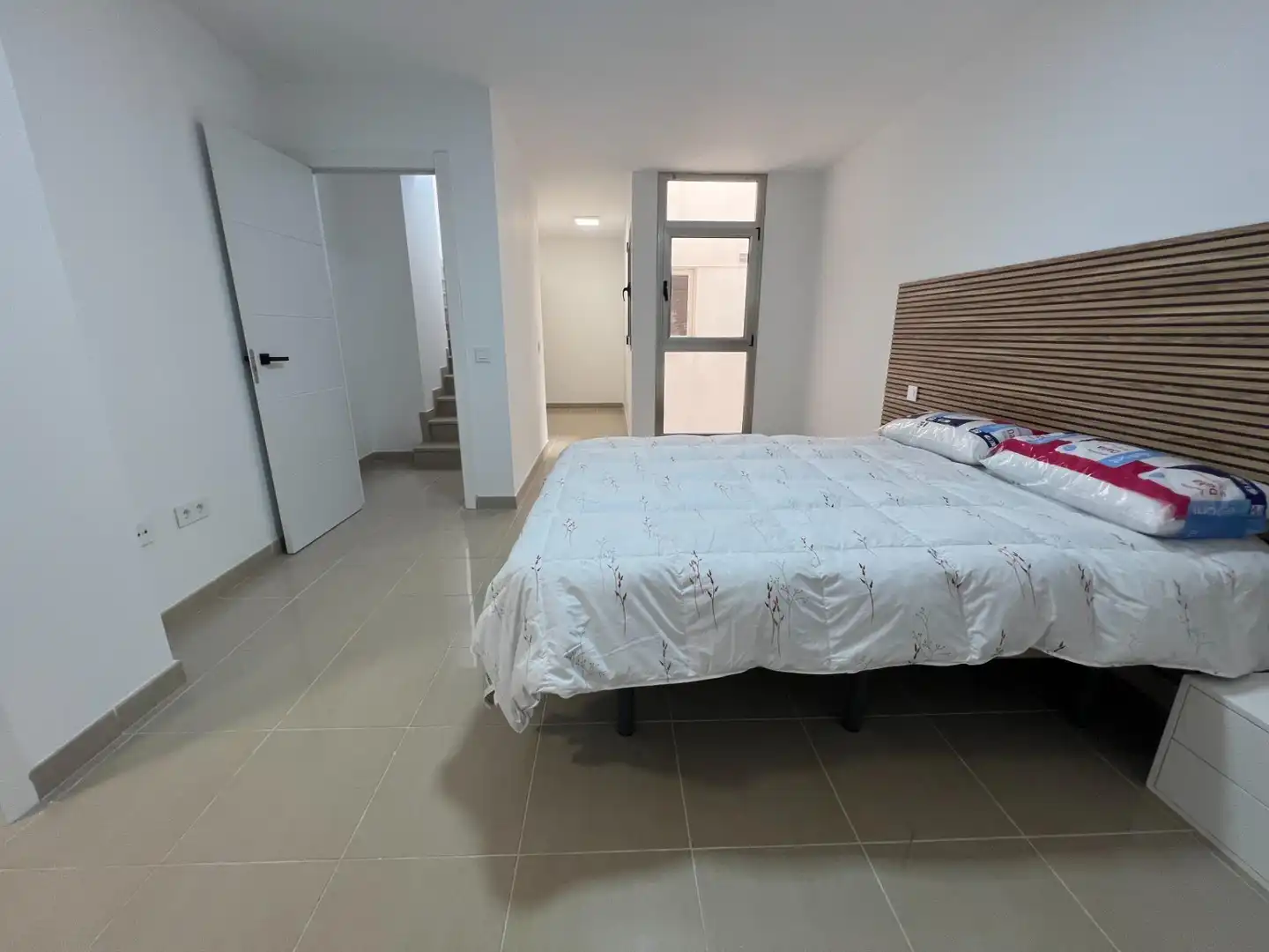 Schlafzimmer von Wohnungen zum Verkauf in Mogán mit Klimaanlage, Privatgarten und Terrasse