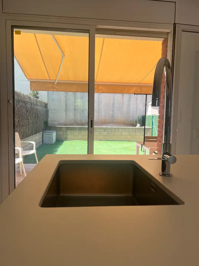 Terrasse von Einfamilien-Reihenhaus zum Verkauf in Castellbisbal mit Heizung, Privatgarten und Parkett