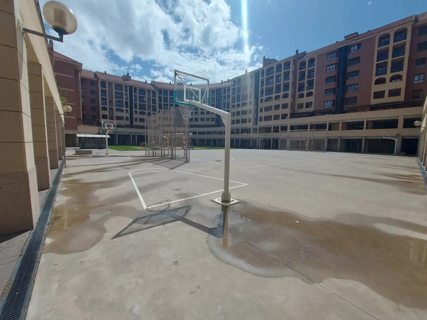 Parking de Piso de alquiler en  Logroño con Calefacción, Balcón y Piscina comunitaria