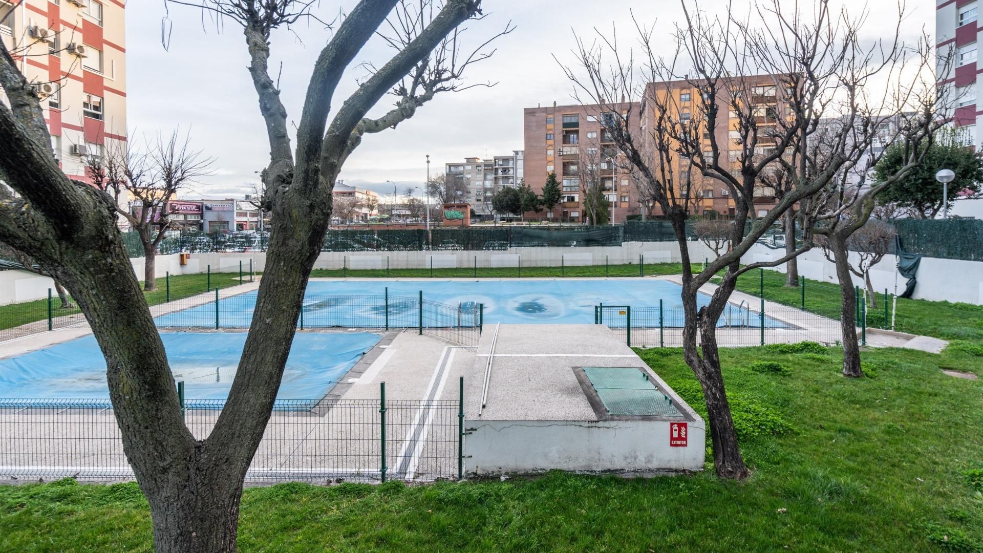 Piscina de Piso en venta en Fuenlabrada con Calefacción, Jardín privado y Piscina comunitaria