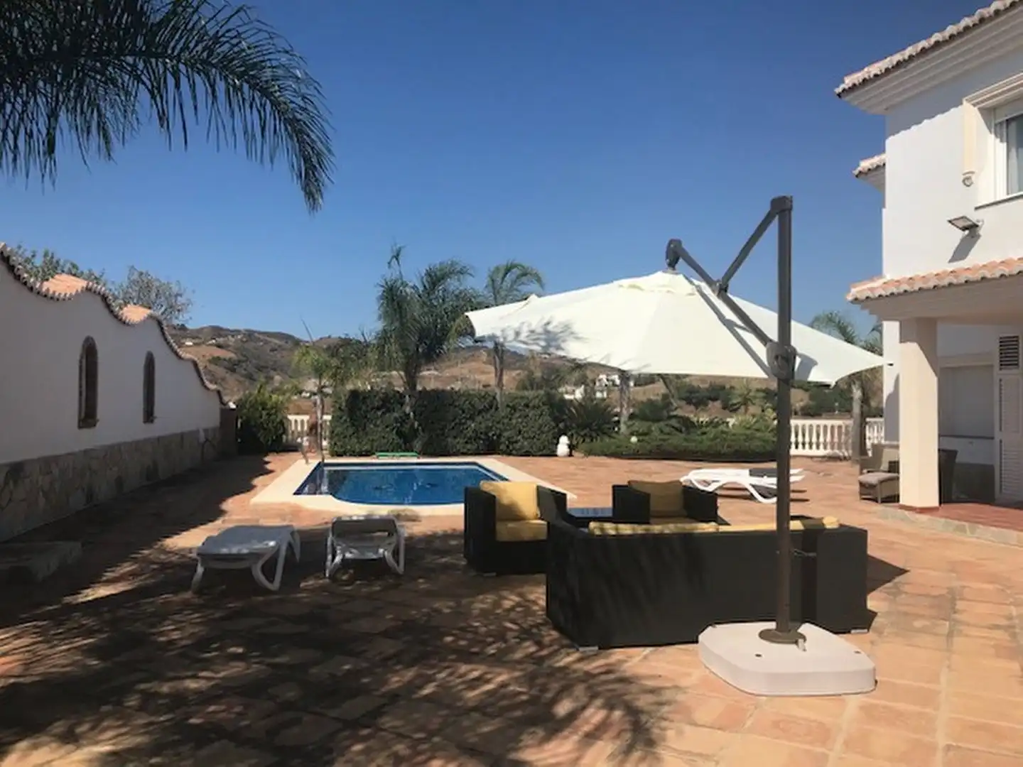 Außenansicht von Einfamilien-Reihenhaus zum Verkauf in Mijas mit Klimaanlage, Terrasse und Abstellraum