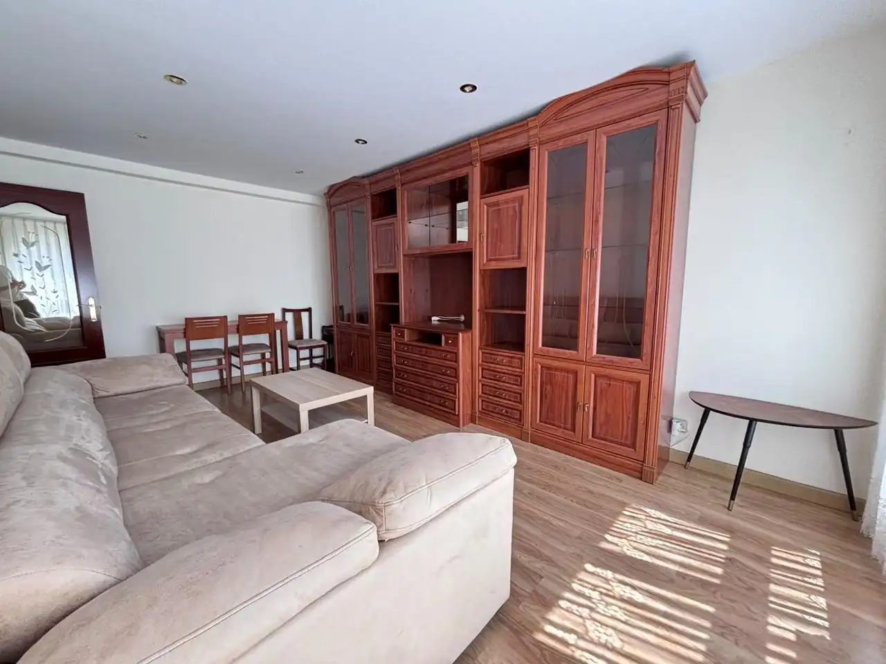 Sala d'estar de Pis en venda en Gijón  amb Calefacció, Traster i Balcó