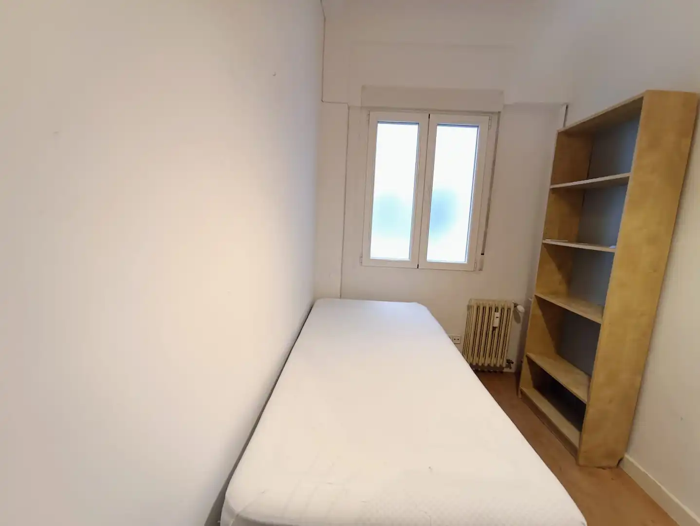 Room in Calle de la Infanta Mercedes, Cuatro Caminos - Azca