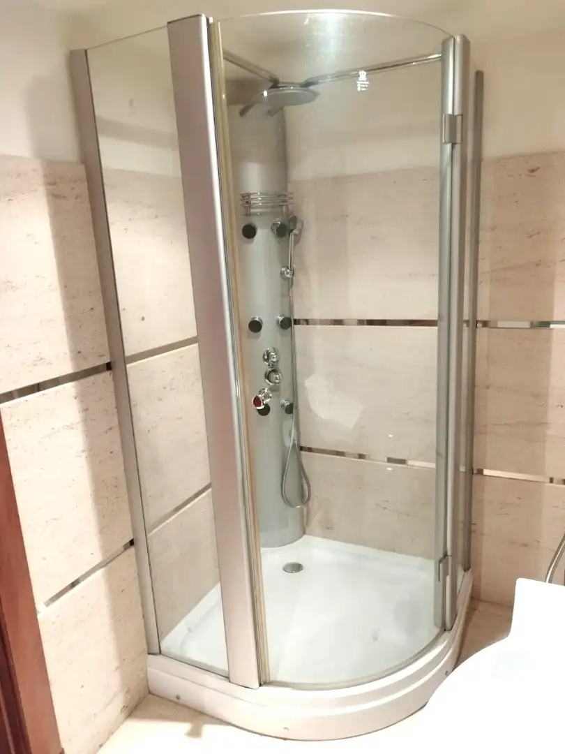 Bathroom of Flat for rent in Vigo   with Parquet flooring