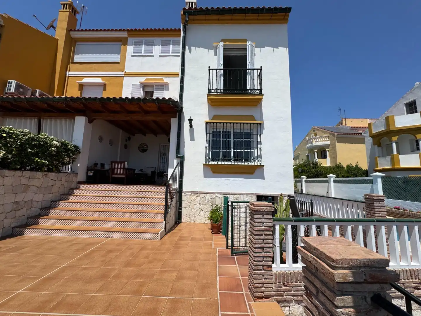 Vista exterior de Casa adosada en venda en Málaga amb Aire condicionat, Calefacció i Jardí privat