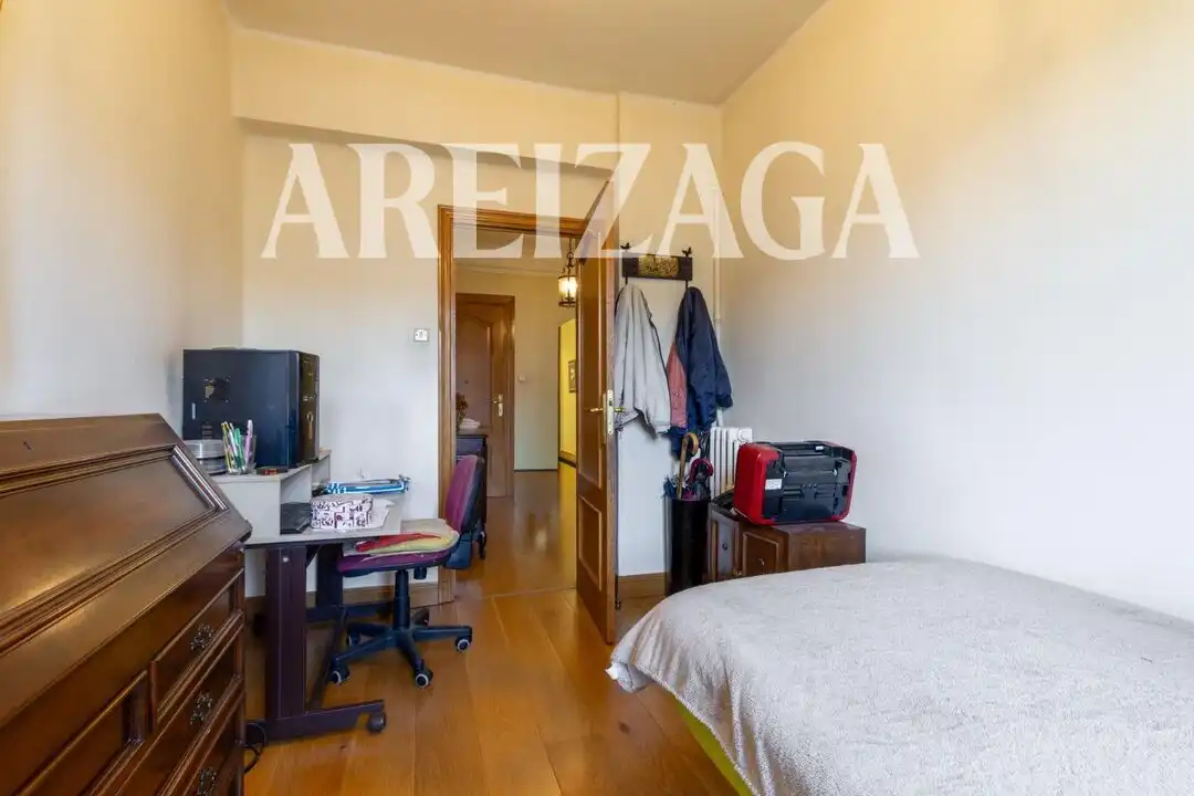 Dormitori de Pis en venda en Donostia - San Sebastián  amb Calefacció i Traster