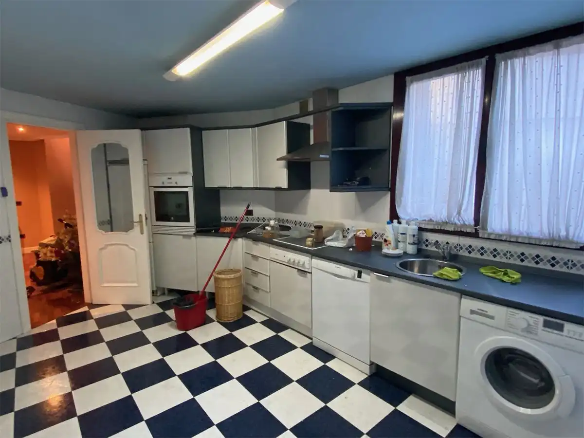 Cocina de Piso en venta en Oviedo  con Calefacción