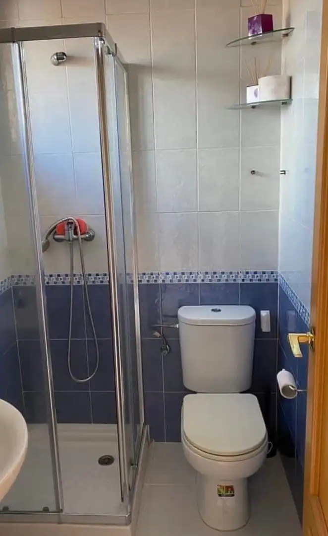 Bany de Dúplex de lloguer en Algeciras amb Aire condicionat, Moblat i Piscina comunitària