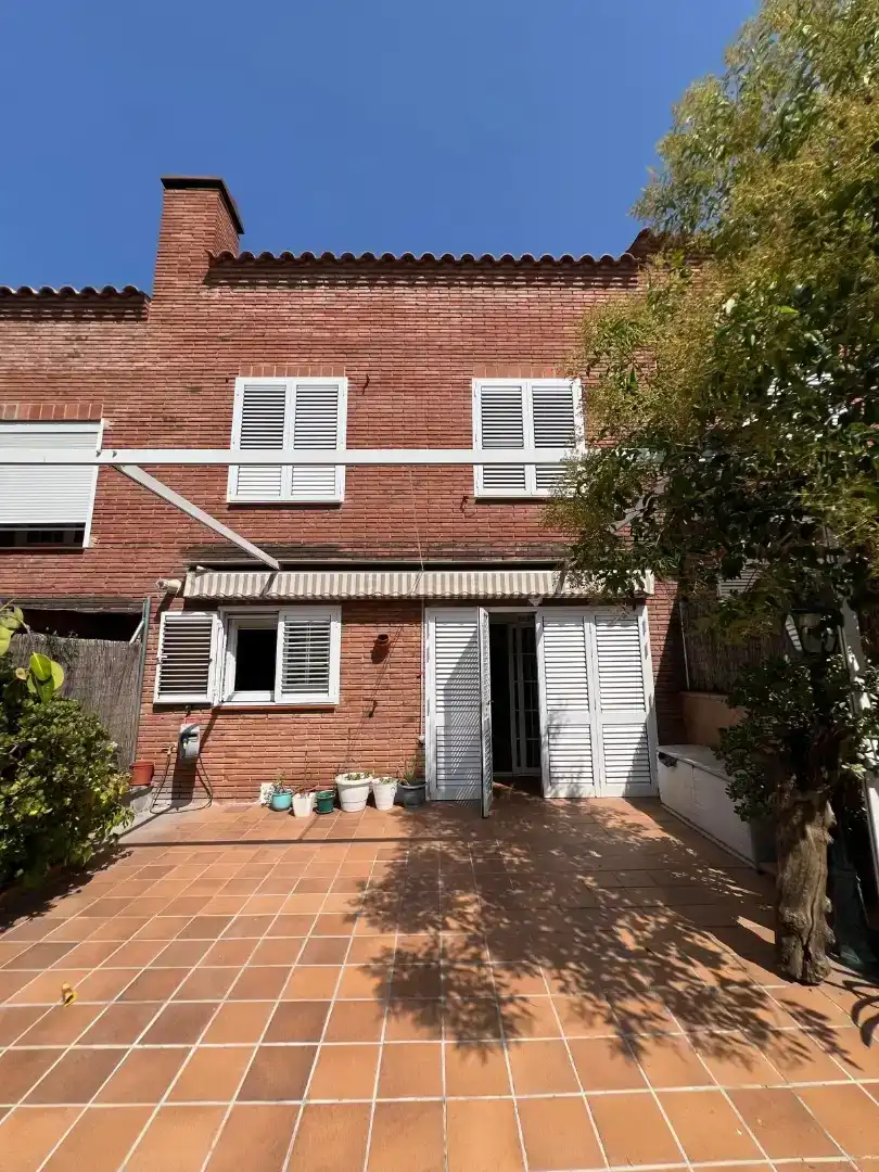 Vista exterior de Casa adosada en venta en Sabadell con Aire acondicionado, Piscina y Balcón