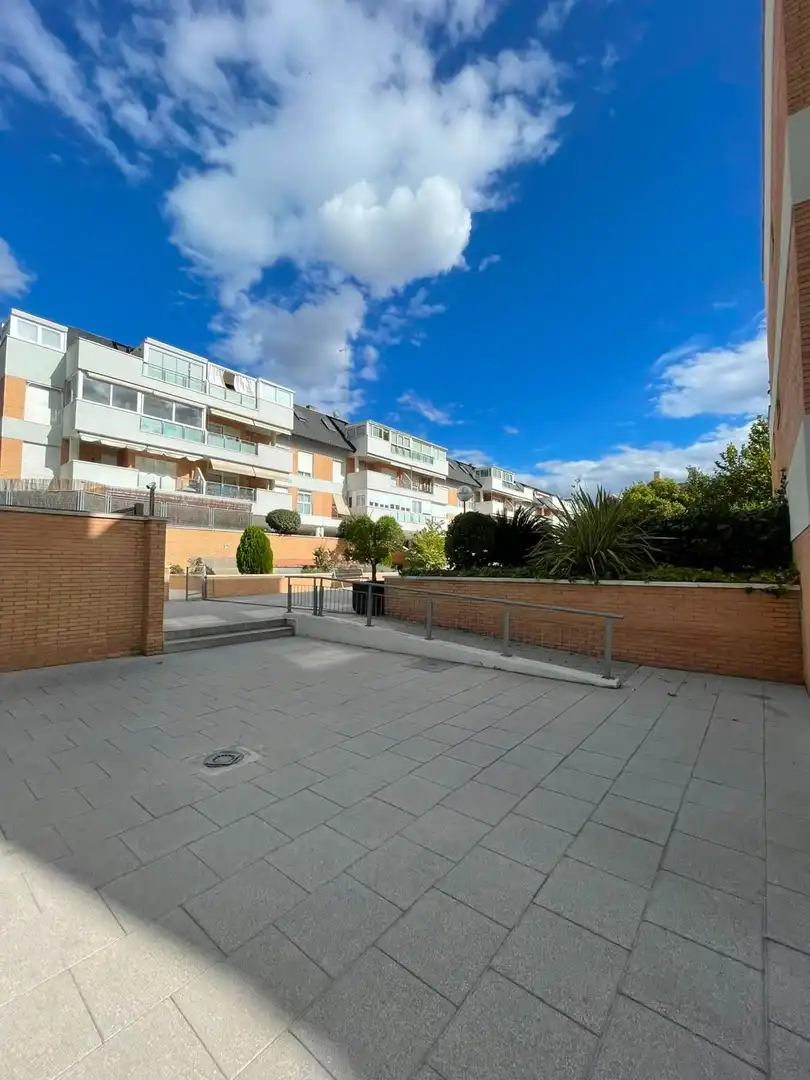 Außenansicht von Wohnung zur Miete in Las Rozas de Madrid mit Klimaanlage, Heizung und Terrasse