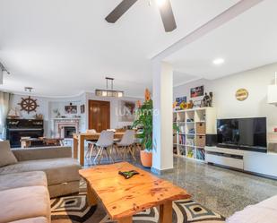 Sala d'estar de Casa adosada en venda en L'Alfàs del Pi amb Aire condicionat, Jardí privat i Terrassa