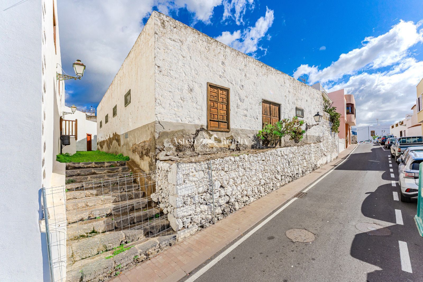 Vista exterior de Casa o xalet en venda en Guía de Isora amb Jardí privat, Terrassa i Traster