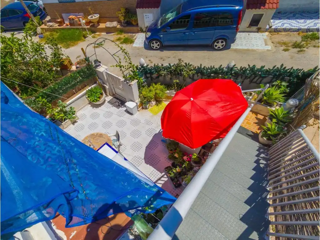 Terrasse von Haus oder Chalet zum Verkauf in Torrevieja mit Klimaanlage, Privatgarten und Möbliert