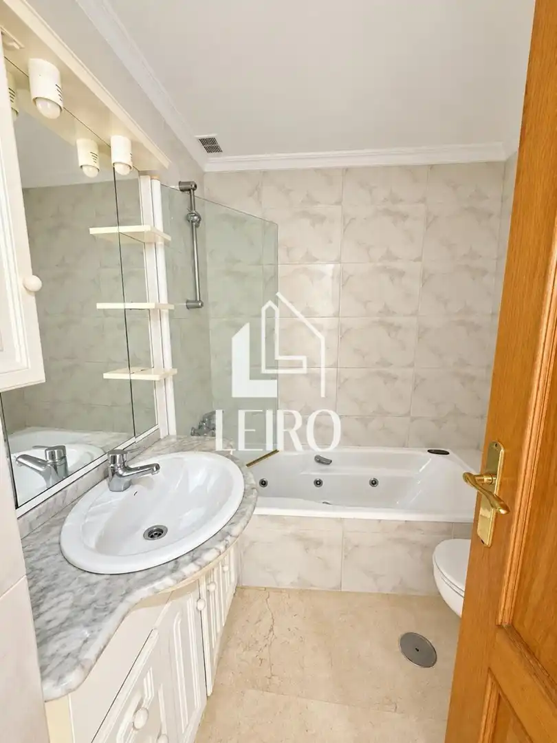 Bathroom of Attic for sale in Meaño, Pontevedra