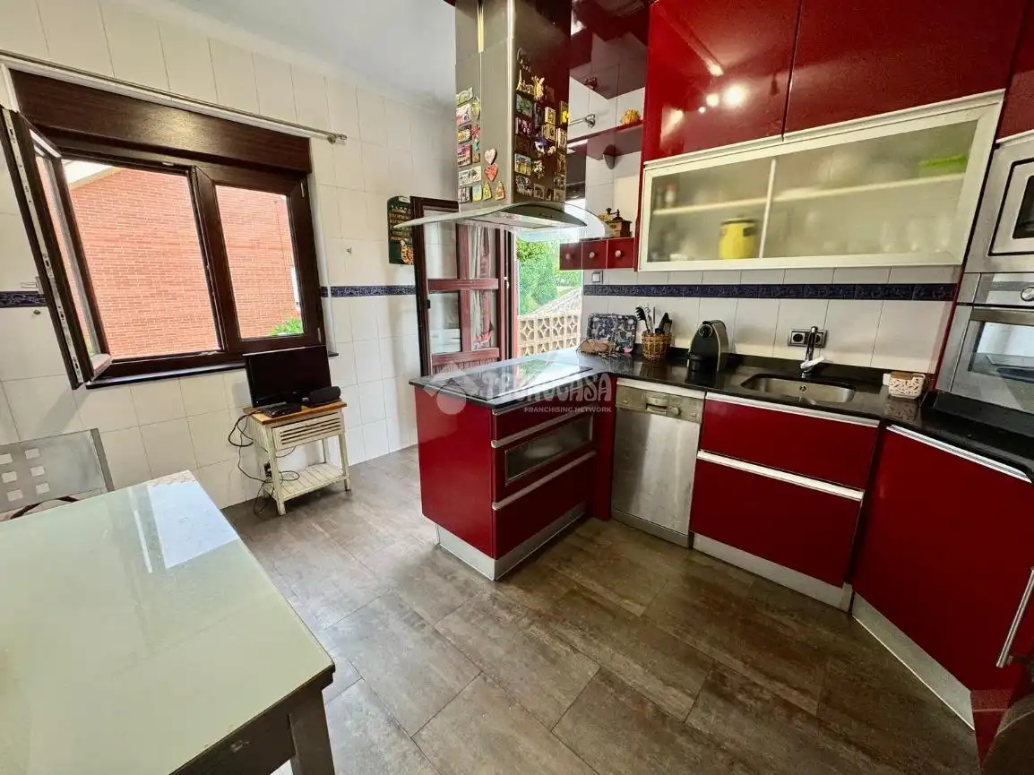 Cuina de Casa o xalet en venda en El Astillero   amb Calefacció, Parquet i Terrassa