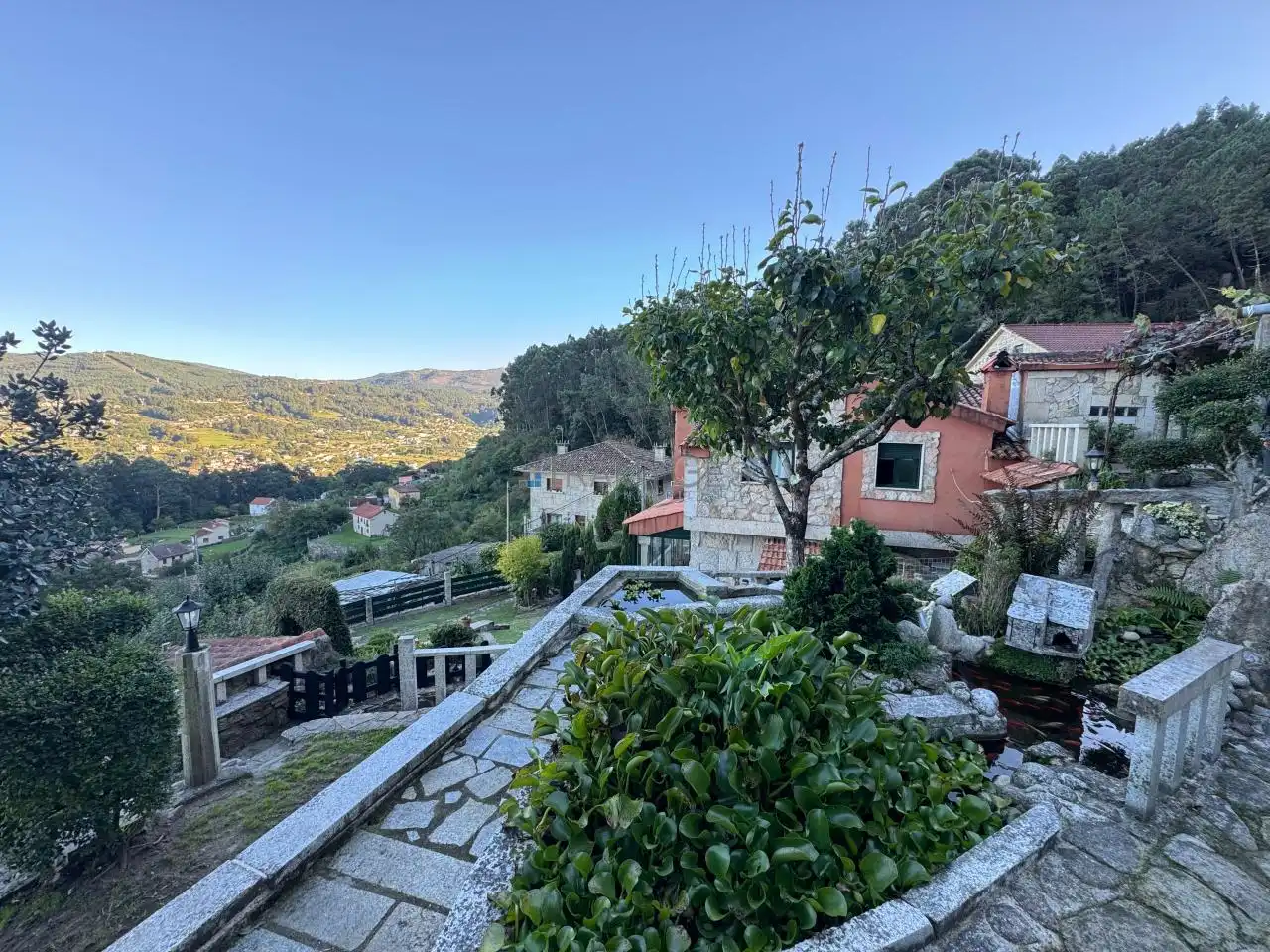 Vista exterior de Casa o xalet en venda en Redondela amb Calefacció, Jardí privat i Terrassa
