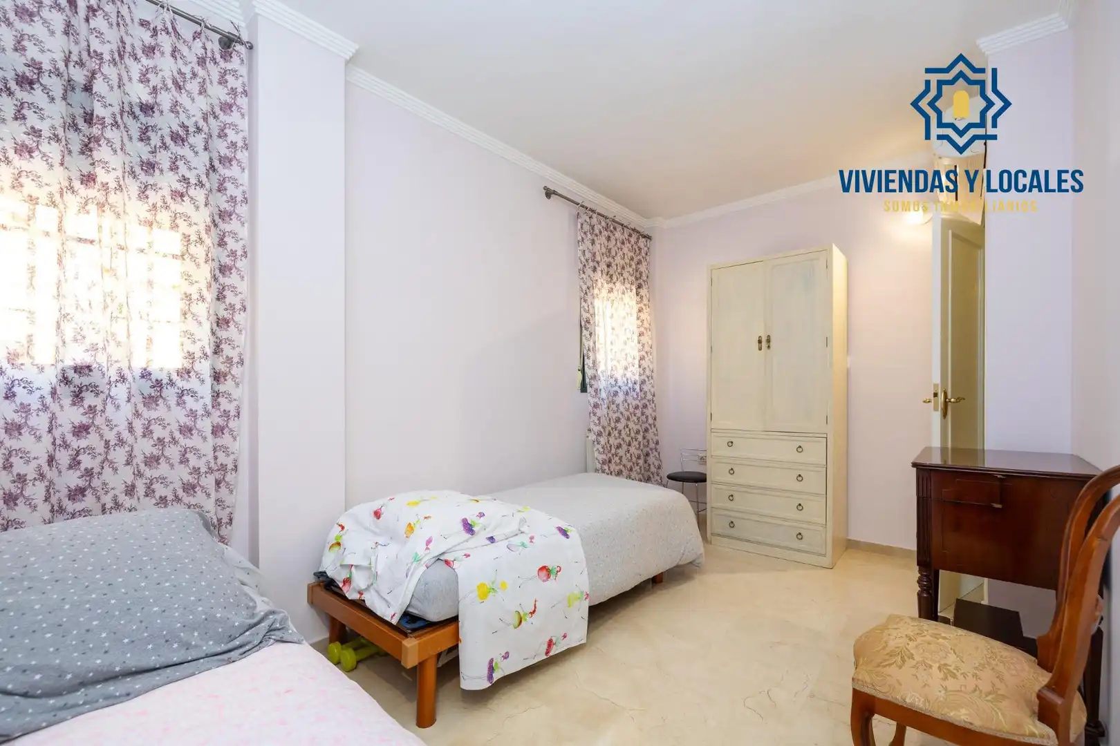 Habitación de Casa adosada en venta en Granada con Aire acondicionado, Calefacción y Jardín privado