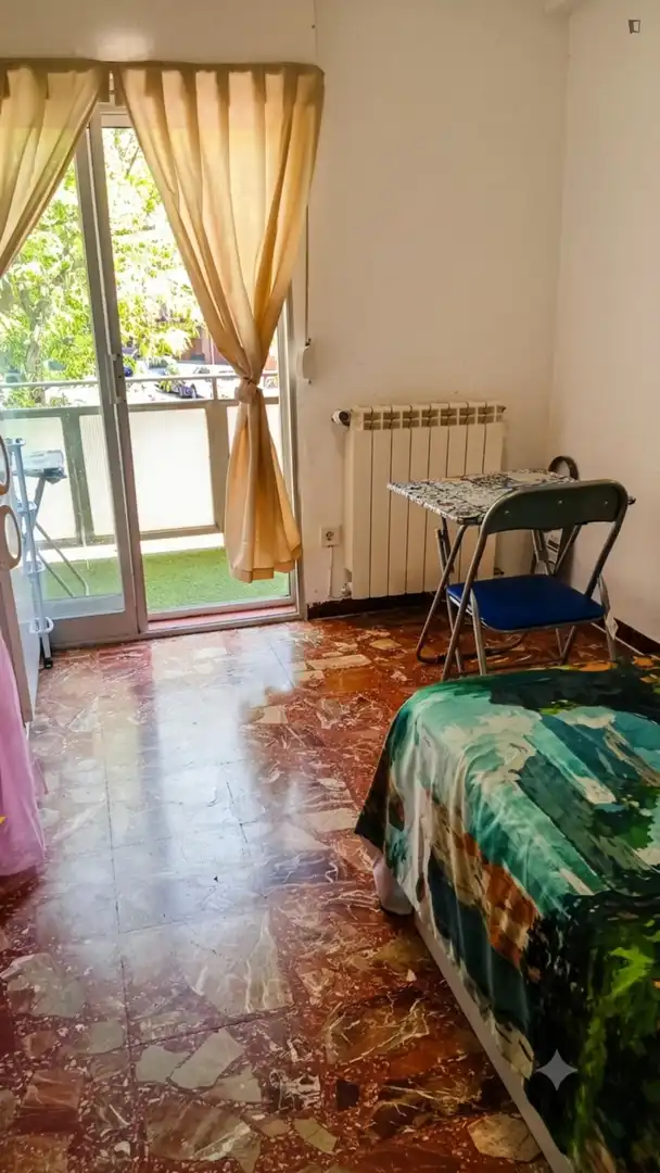 Dormitori de Apartament per a compartir en Madrid amb Aire condicionat, Calefacció i Moblat