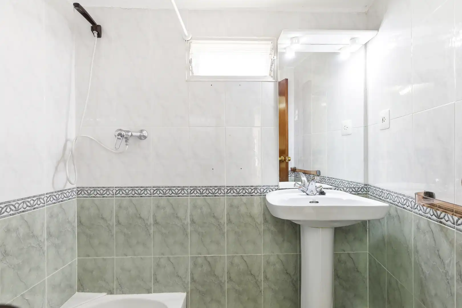 Baño de Casa adosada en venta en Navajas con Aire acondicionado, Calefacción y Jardín privado