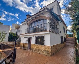 Vista exterior de Casa o xalet en venda en Torrent amb Jardí privat, Terrassa i Piscina