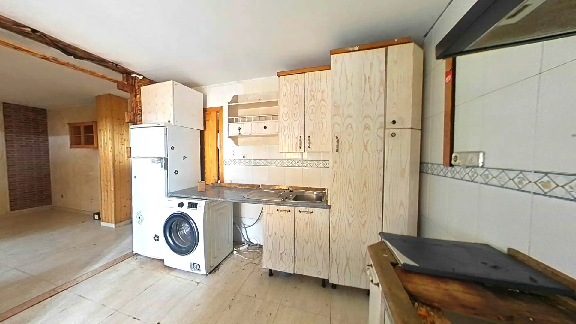 Küche von Einfamilien-Reihenhaus zum Verkauf in Quer mit Terrasse