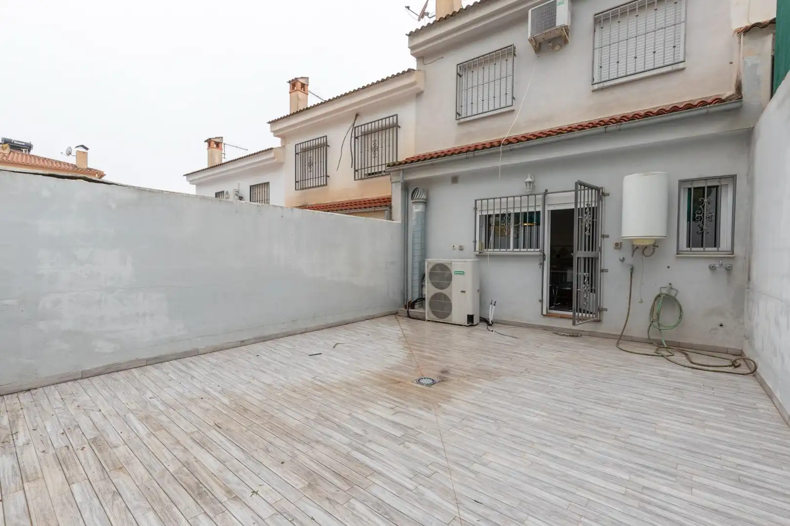 Vista exterior de Casa adosada en venta en Güevéjar con Calefacción, Amueblado y Balcón