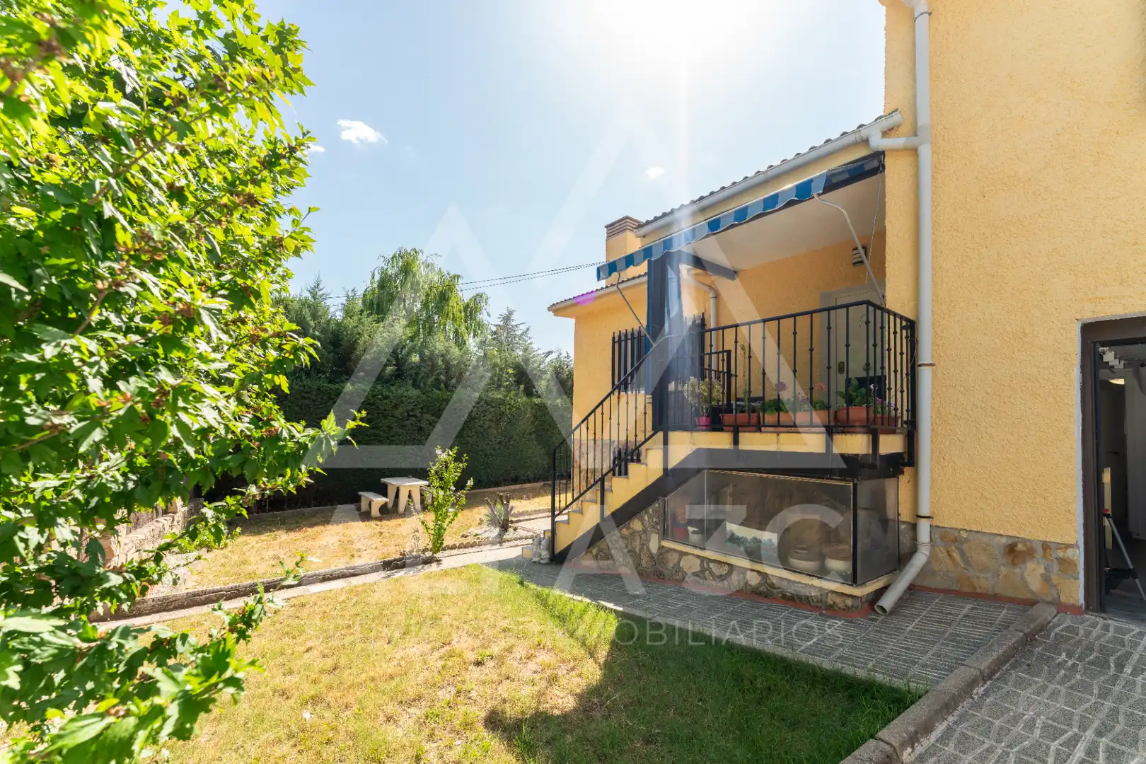 Vista exterior de Casa adosada en venda en Pedrezuela amb Jardí privat, Terrassa i Traster