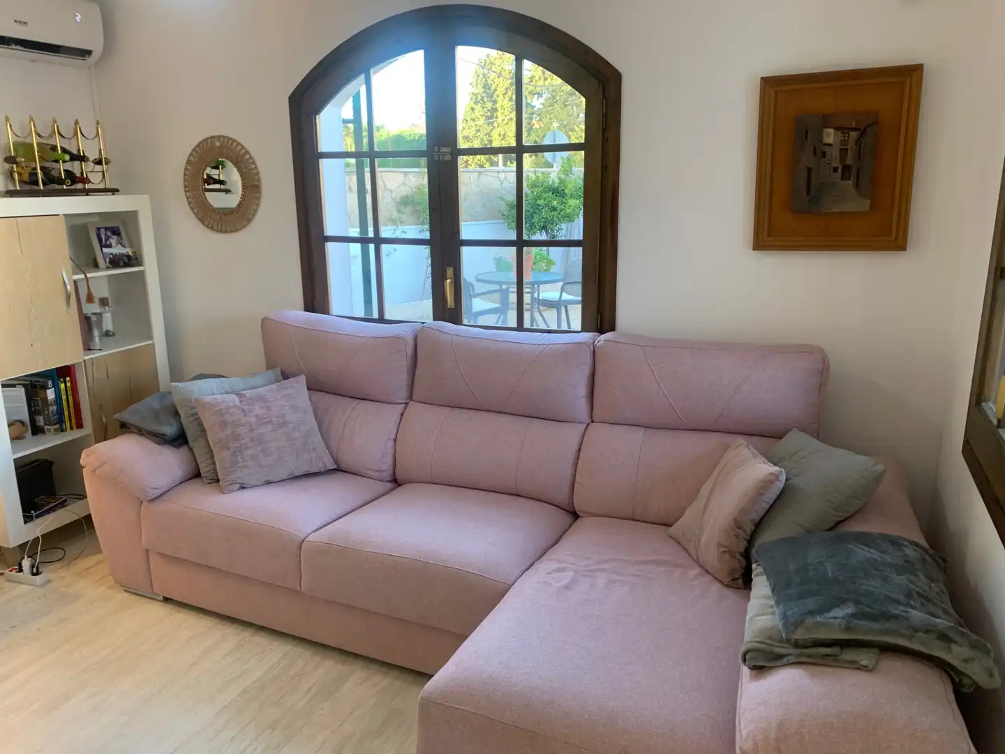 Wohnzimmer von Einfamilien-Reihenhaus zum Verkauf in Torredembarra mit Klimaanlage, Heizung und Privatgarten