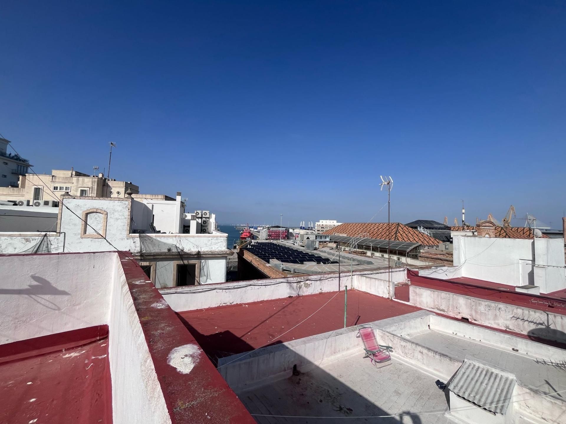 Vista exterior de Àtic en venda en  Cádiz Capital amb Terrassa