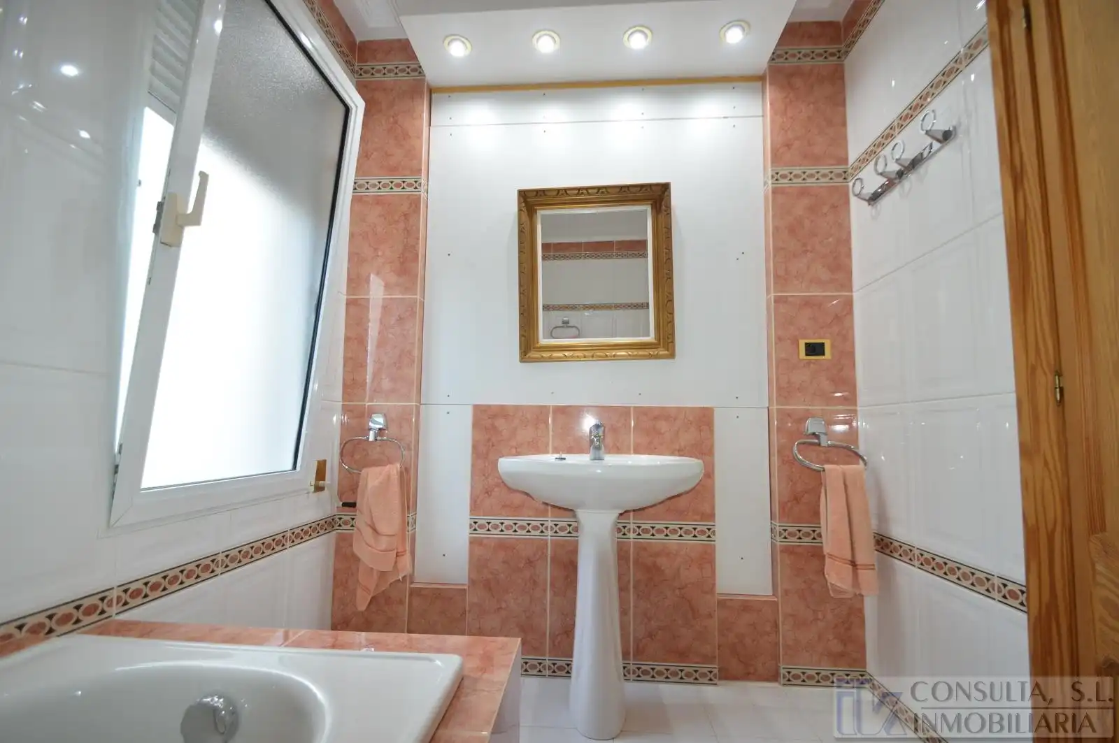 Bany de Casa o xalet en venda en Vinaròs amb Jardí privat, Terrassa i Piscina