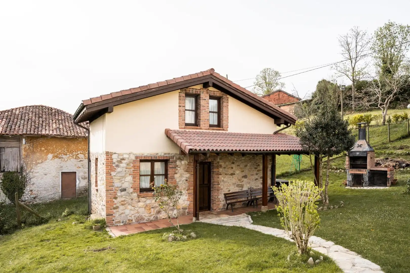 Buildings for sale in Lugar Parres, Parres