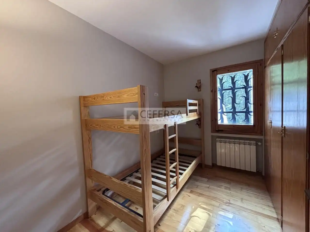 Schlafzimmer von Haus oder Chalet zur Miete in Alp mit Heizung, Privatgarten und Parkett