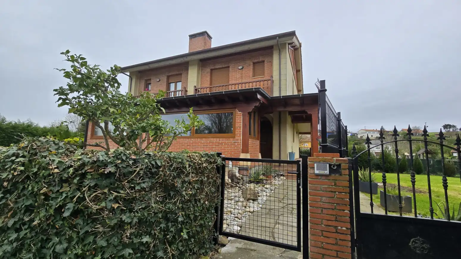 Vista exterior de Casa o chalet en venta en Santillana del Mar con Calefacción, Jardín privado y Parquet
