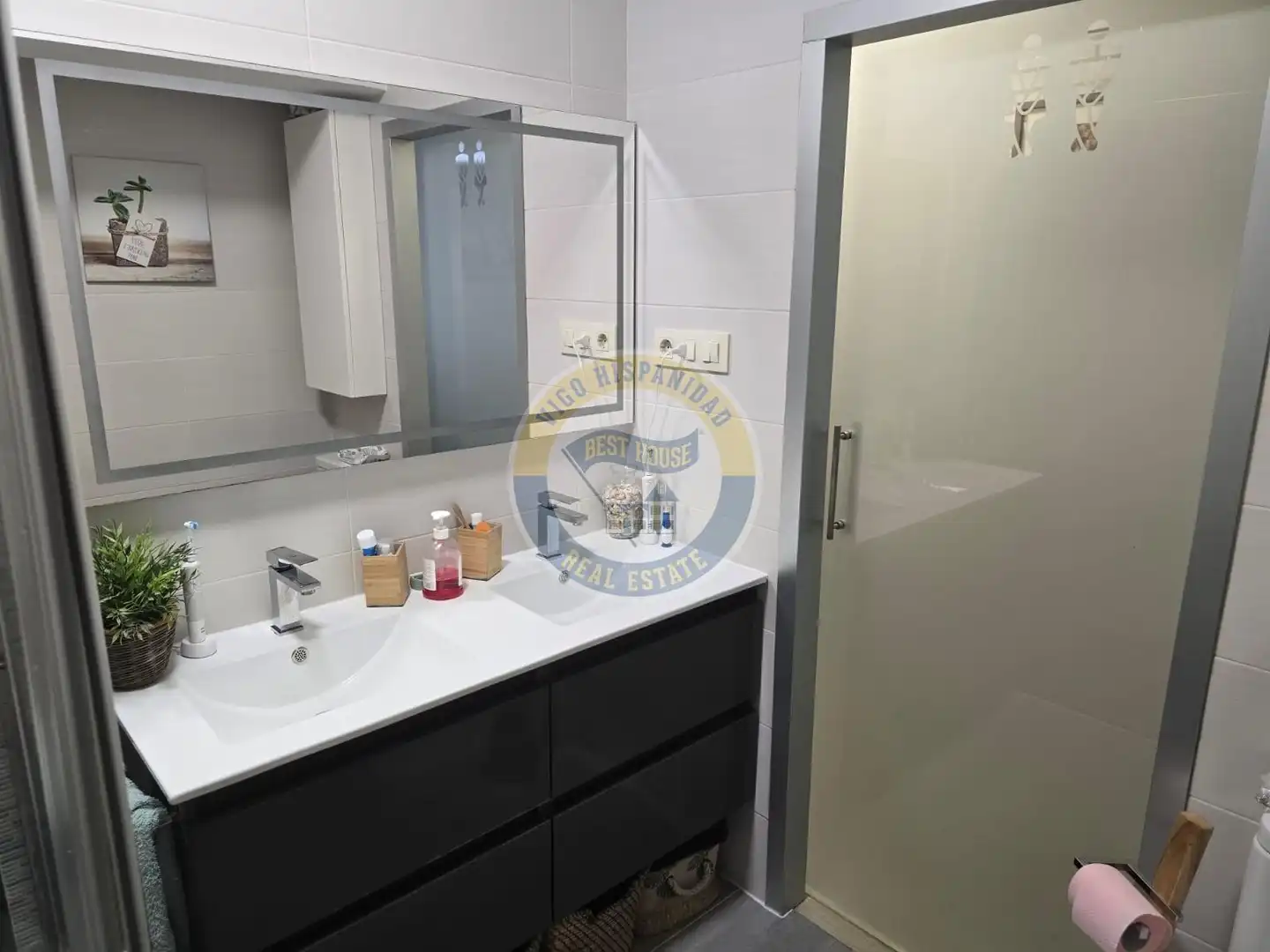 Bathroom of Flat for sale in Vigo   with Terrace and Furnished