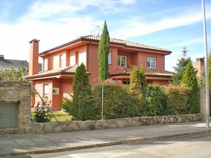 Exterior view of House or chalet for sale in Hoyo de Manzanares  with Terrace