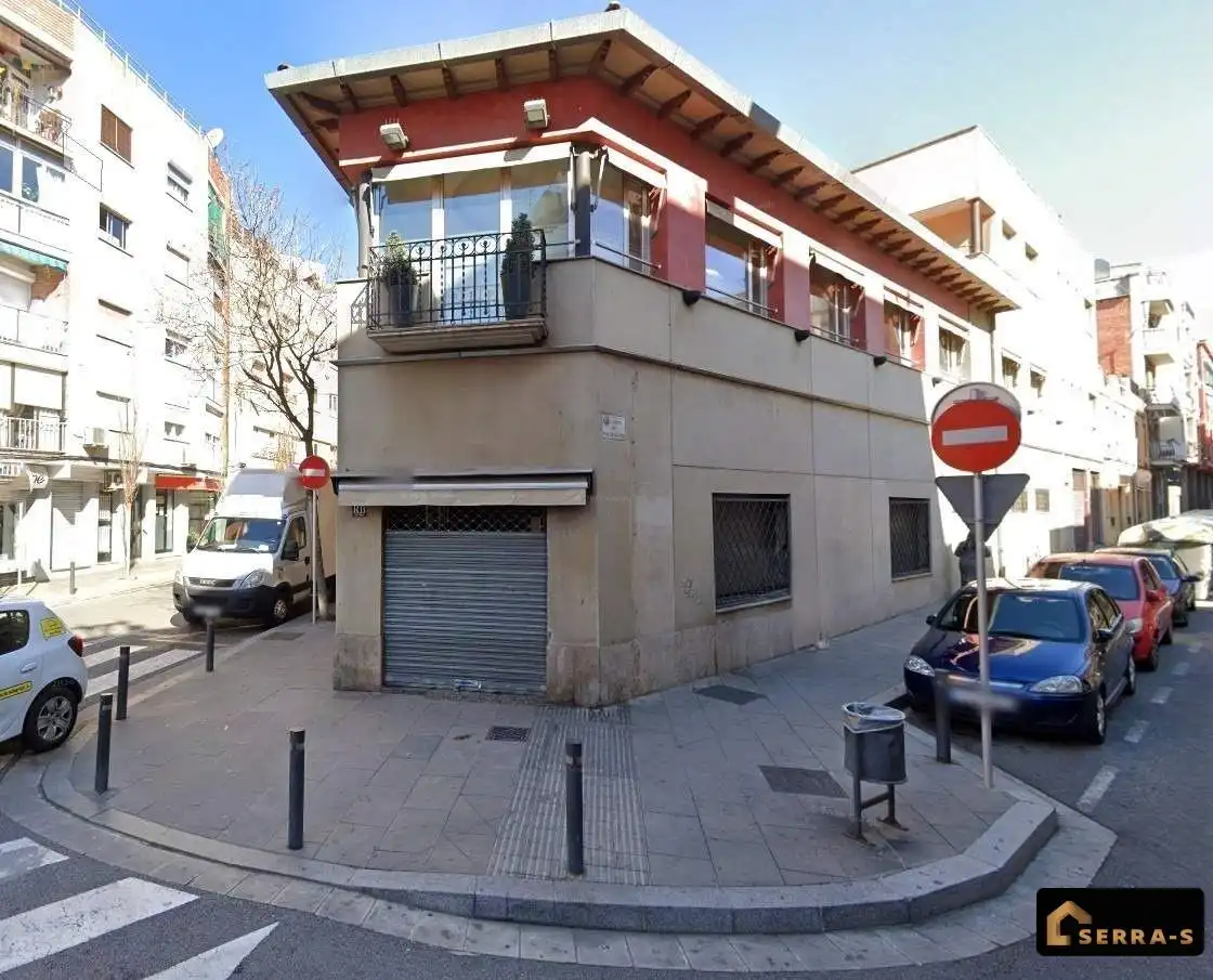 Vista exterior de Edifici en venda en Santa Coloma de Gramenet