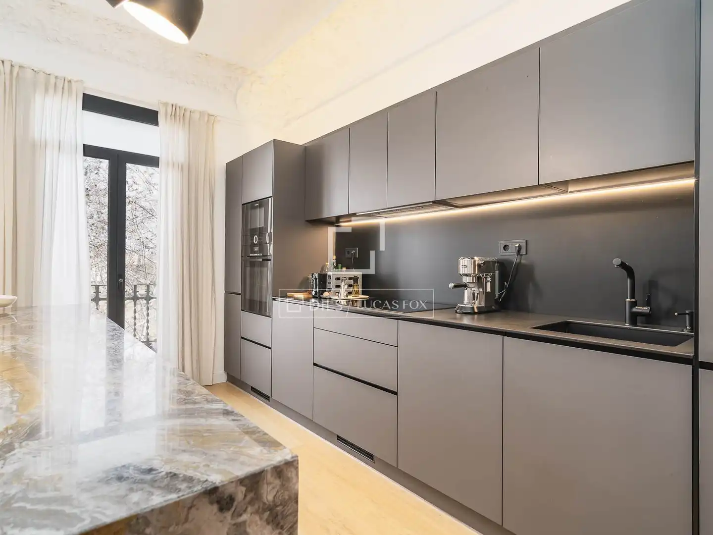 Küche von Wohnung zum Verkauf in Barcelona mit Klimaanlage, Terrasse und Balkon